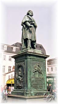 Bonn - Münsterplatz, la statue, vue générale...