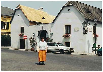 Maria en frente de la casa de la Pfarrplatz, en Heiligenstadt